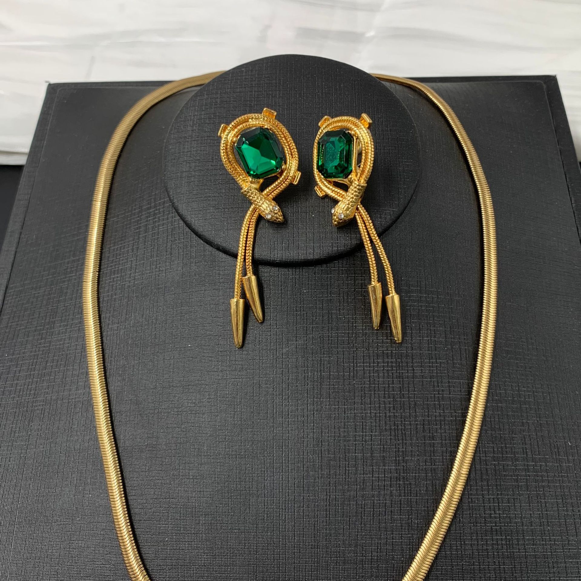 Western Retro Electroplated Real Gold Spirit Snake Smart Emerald Design Necklace