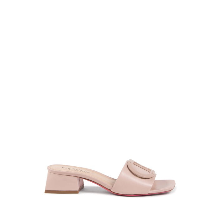 Dee Ocleppo - Dizzy Logo Mule Nude