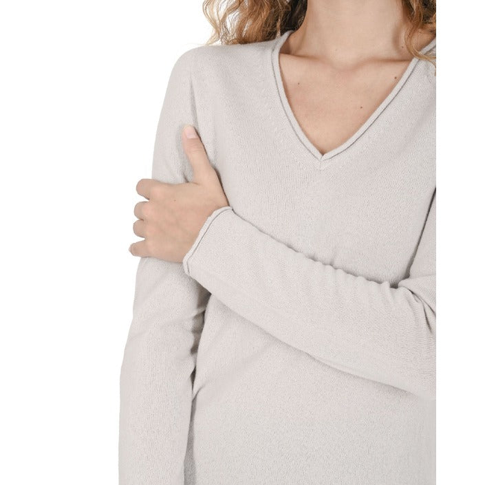 Crown of Edinburgh Cashmere - Crown of Edinburgh Cashmere Womens V Neck Sweater COE 0022 OYSTER