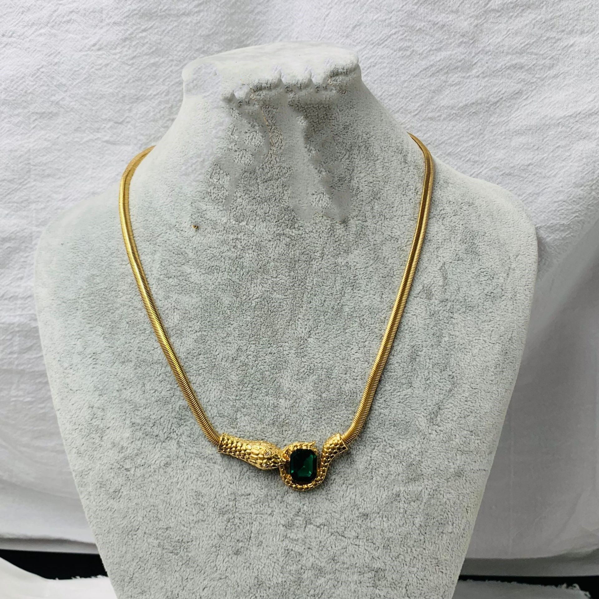 Western Retro Electroplated Real Gold Spirit Snake Smart Emerald Design Necklace