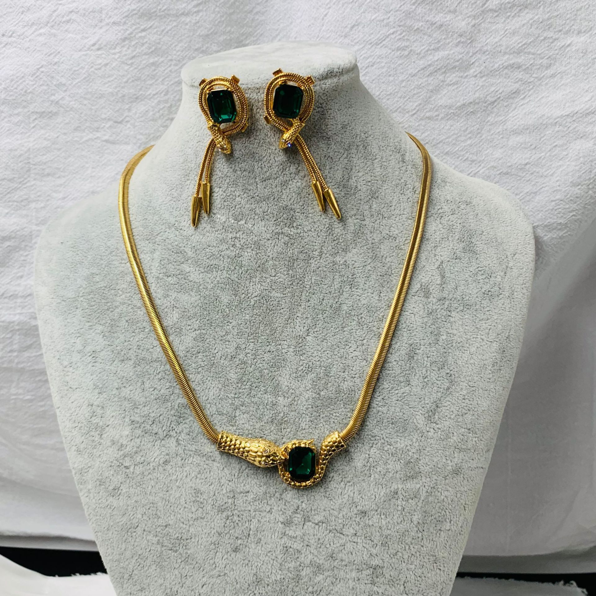 Western Retro Electroplated Real Gold Spirit Snake Smart Emerald Design Necklace