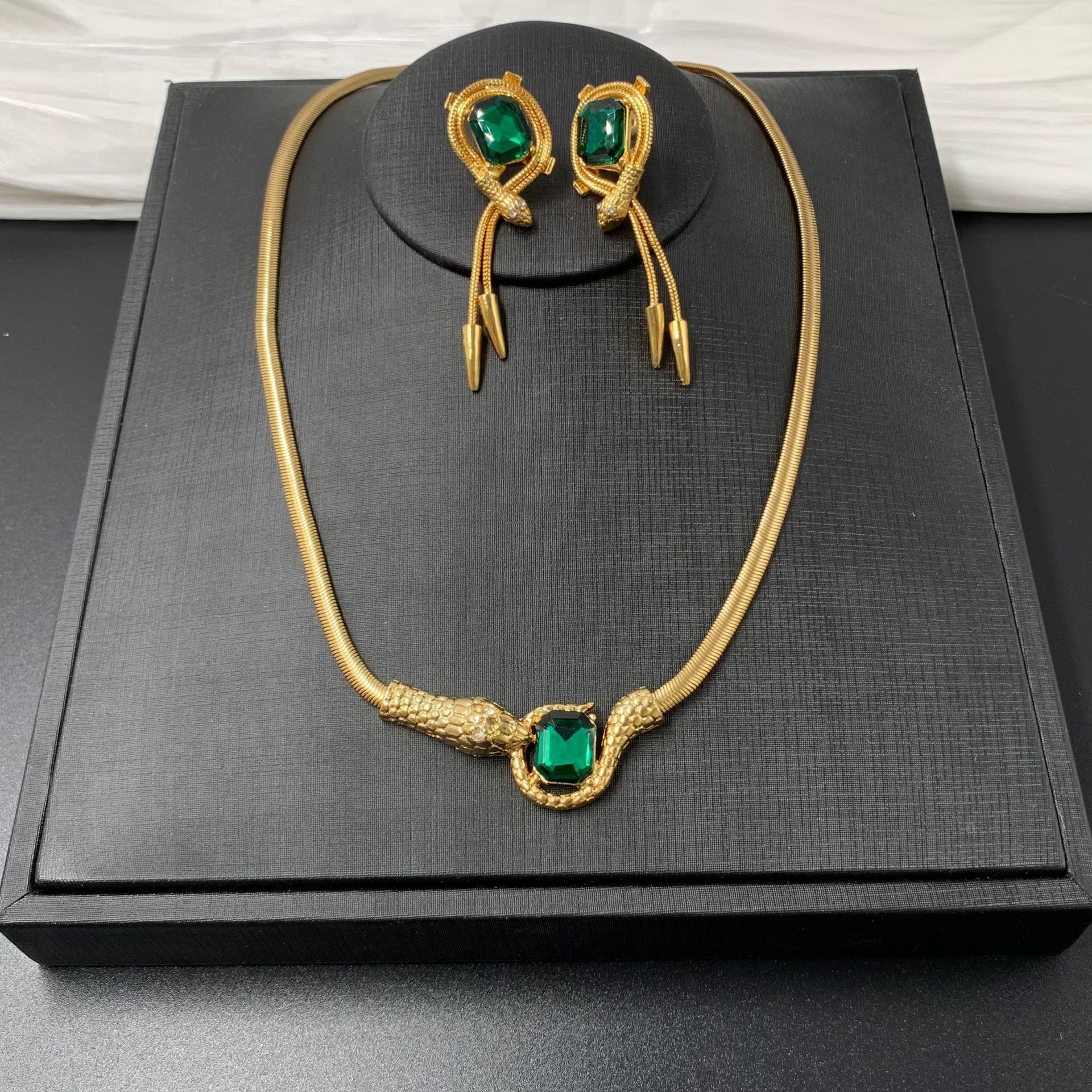 Western Retro Electroplated Real Gold Spirit Snake Smart Emerald Design Necklace